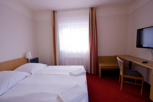 Hotel Jacobsberg Ошерслебен Экстерьер фото